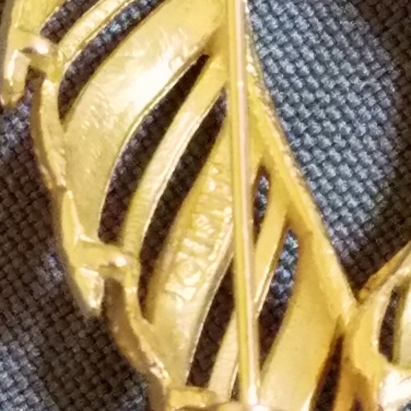 VTG Lisner brooch gold swirl textured 3d - Picture 7 of 10